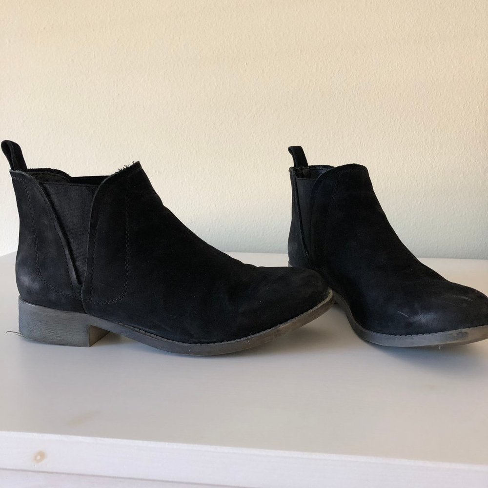 Steven Madden Black Suede Chelsea Boots Size 6.5
